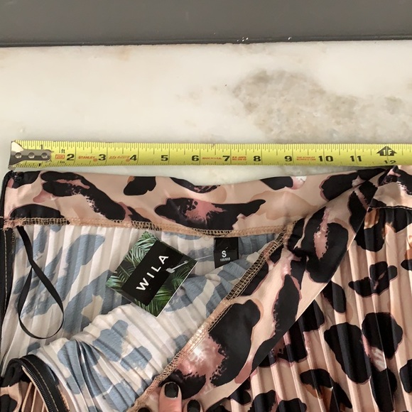 NWT High Waisted Leopard Pleated Skirt - Picture 9 of 11